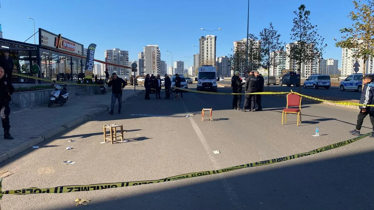 Diyarbakır’da kahvede silahlı kavga: 1’i ağır 4 yaralı Diyarbakır’da kahvede silahlı kavga: 1’i ağır 4 yaralı