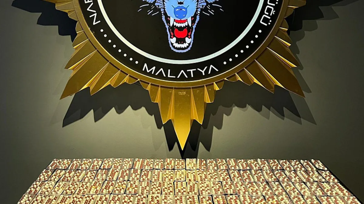 Malatya’da sokak satıcılarına operasyon! 3 kişi tutuklandı Malatya’da sokak satıcılarına operasyon! 3 kişi tutuklandı