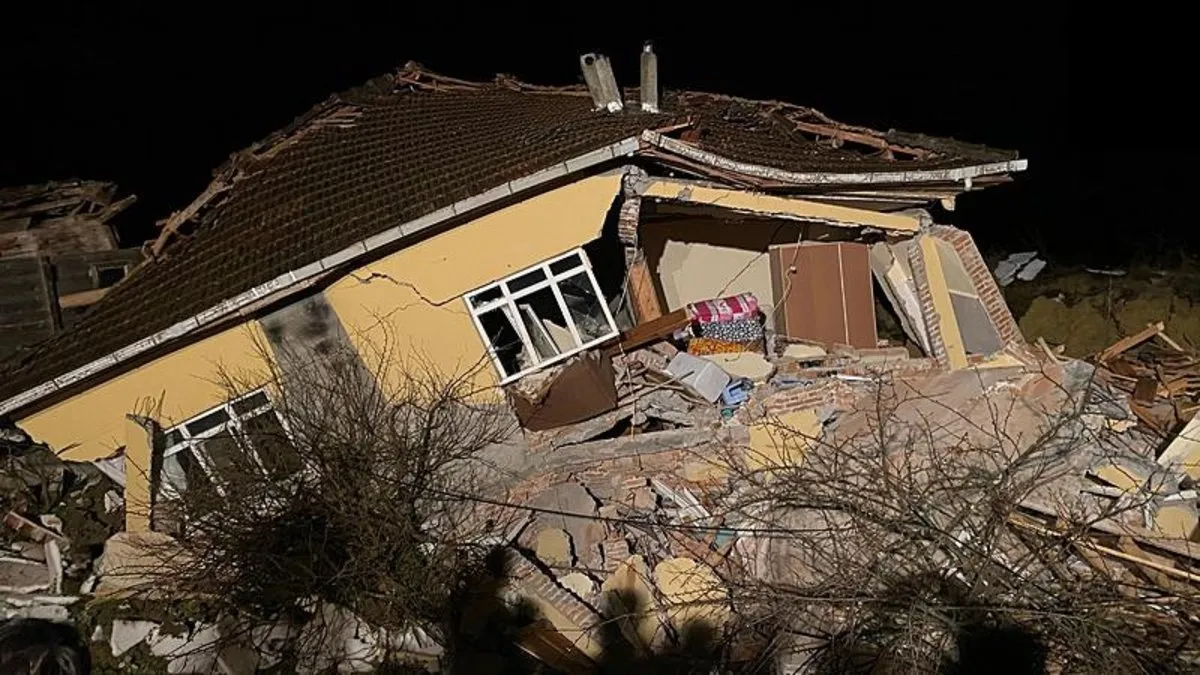 Sinop'ta heyelan: 3 ev yıkıldı, 4 yaralı