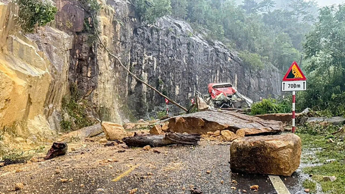 Vietnam’da feci kaza: Yolcu otobüsü heyelana kapıldı Vietnam’da feci kaza: Yolcu otobüsü heyelana kapıldı