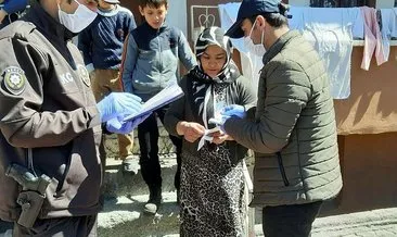 Kapı kapı dolaştılar ihtiyaç sahibi ailelere 1000 lira yardım parası dağıttılar