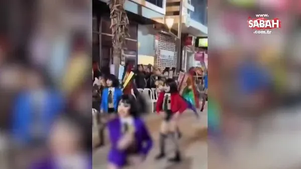 İspanya’da LGBT lobisinin pedofili skandalı! Küçük çocukları cinsel obje kostümü giydirip dans ettirdiler | Video