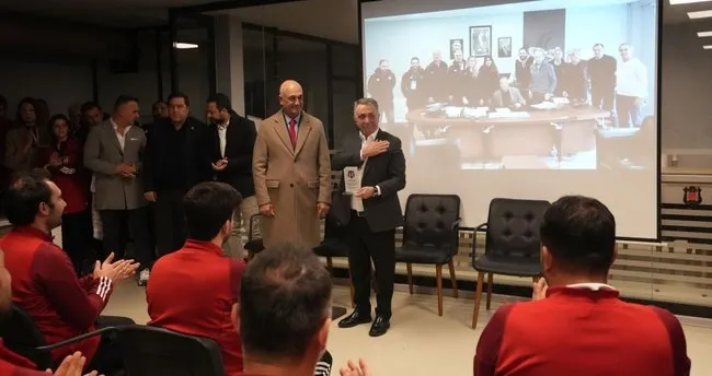 Beşiktaş Başkanı Ahmet Nur Çebi’den veda ziyareti Beşiktaş Başkanı Ahmet Nur Çebi’den veda ziyareti