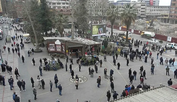 kent-meydaninda-toplanip-film-gibi-izlediler-oturacak-yer-yok-ayakta-bakiyoruz-1615980224536.jpg Koronavirüs haritasında kırmızı olan Rize’de vatandaşlar toplanıp inşaat yıkımını izliyorlar - 3