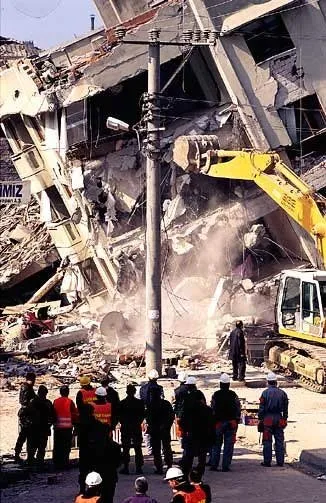 17 Ağustos 1999.. Türkiye'yi yıkan depremin acı görüntüleri