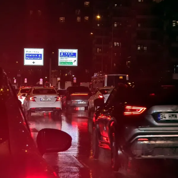aksam-saatlerinde-toz-tasimali-yagmur-nedeniyle-trafik-yogunlugu-yuzde-89a-cikti-1771265139234.jpg