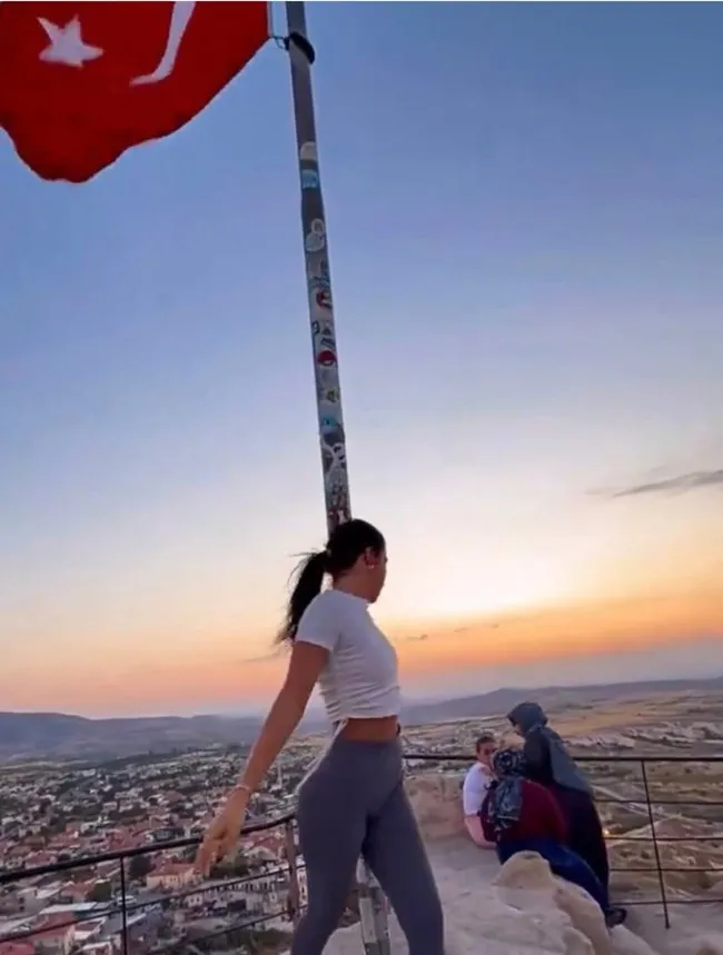 Kapadokya’da skandal görüntü: Kadın turist Türk bayrağı direğinde uygunsuz hareketler yaptı!