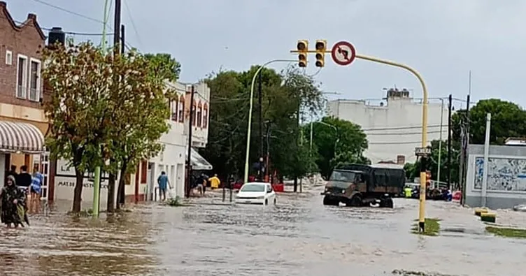 Arjantin’de şiddetli yağmur can aldı: Köprü ve yollar çöktü