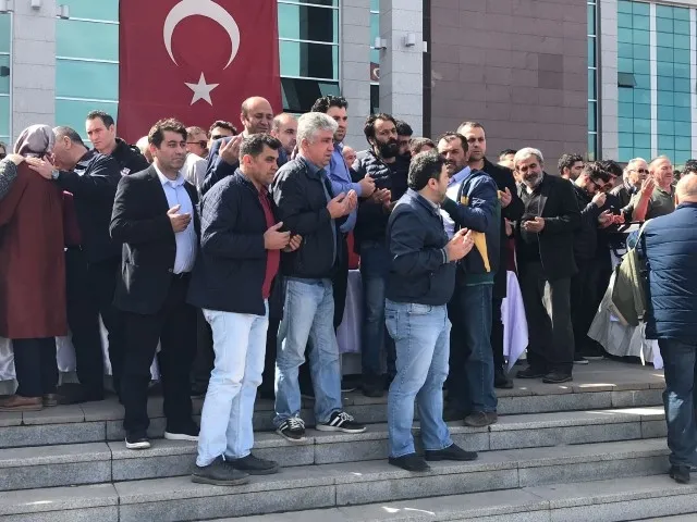 Üniversitede öldürülen görevlilerin için tören düzenlendi