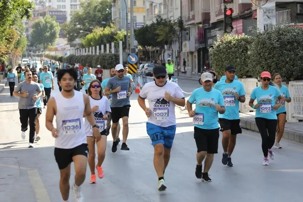 nigdede-sehit-omer-halisdemir-anisina-yari-maraton-duzenlendi-1721567092860.jpg