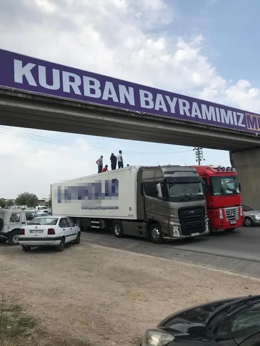 İntihar için çıktıÄı üst geçitte bayılıp, TIR'ın üzerine düÅtü