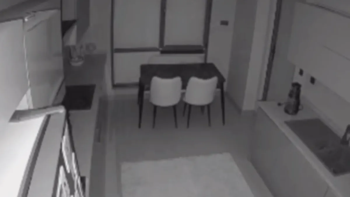 Bursa’da akılalmaz olay: Tavan bir anda çöktü! O anlar kamerada Bursa’da akılalmaz olay: Tavan bir anda çöktü! O anlar kamerada