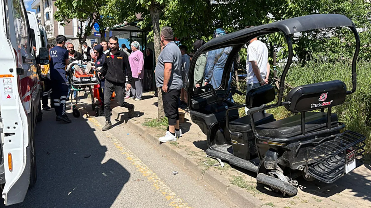 Sakarya’da sürücü kursu aracı elektrikli motosiklete çarptı: 4 yaralı Sakarya’da sürücü kursu aracı elektrikli motosiklete çarptı: 4 yaralı