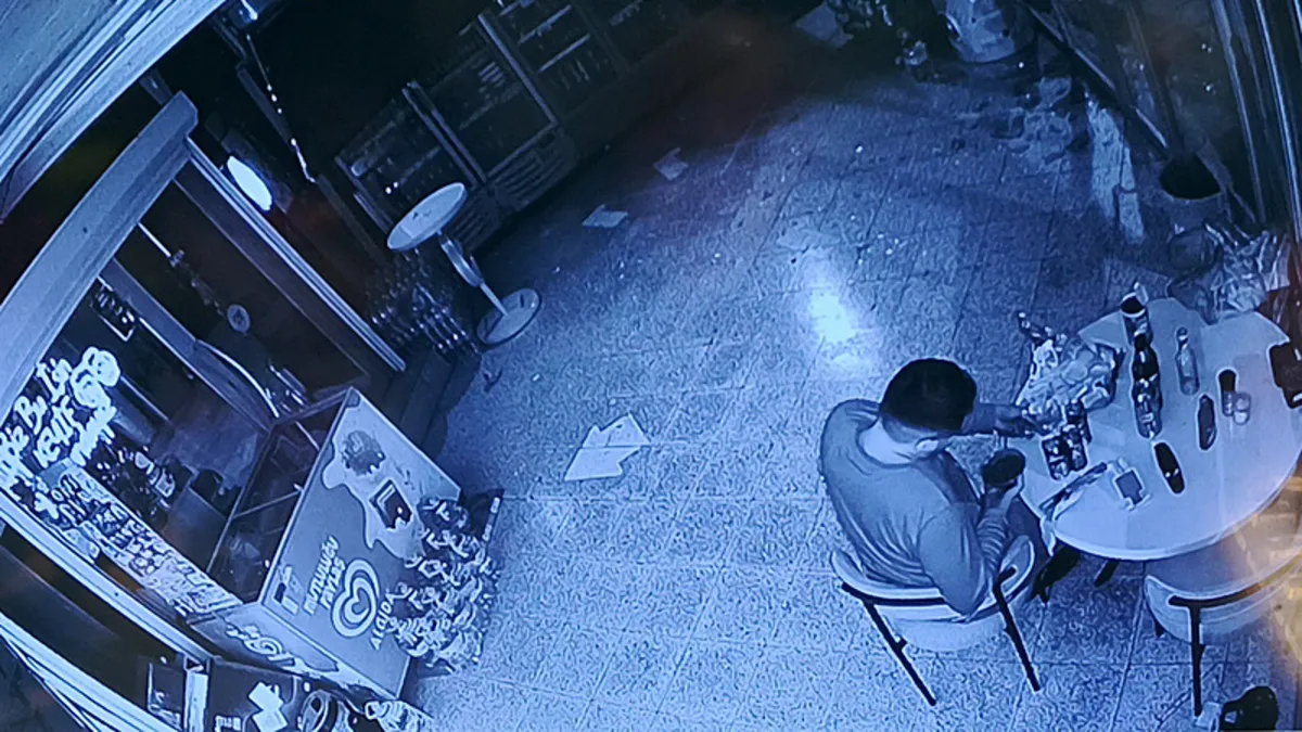 Burdur’da bir garip olay: Camı kırıp girdiği markette yedi, içti, çıktı! Burdur’da bir garip olay: Camı kırıp girdiği markette yedi, içti, çıktı!