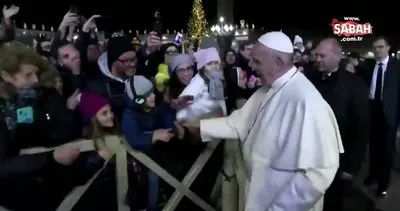 Papa Franciscus’tan şoke eden hareket! Papa elini tutmak isteyen kadına vurdu...