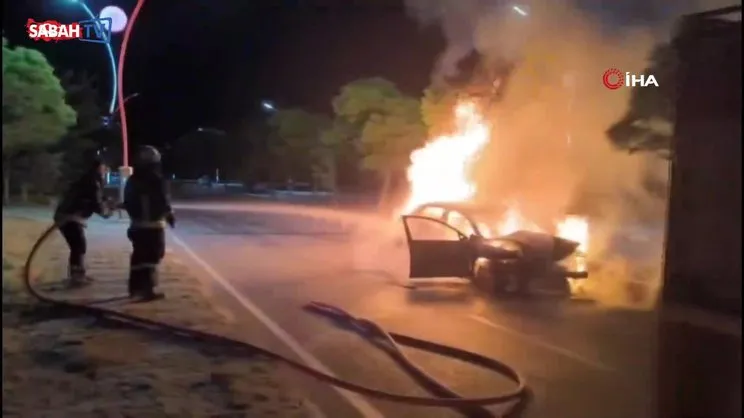 Van'da park halindeki araca çarpan otomobil alev alev yandı | Video