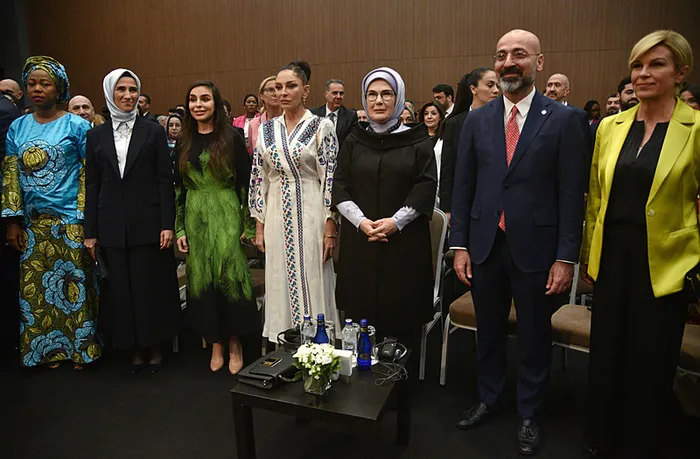 emine-erdogandan-baris-ve-adil-duzen-cagrisi-cocuklarin-uykularinda-bombalarla-olduruldugu-dunya-masumiyetini-1744458434353.jpg