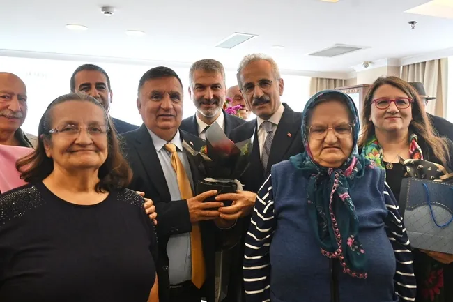 bakan-uraloglundan-anlamli-bayram-ziyareti-1780068885854.jpg