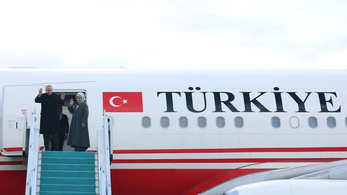Başkan Erdoğan Türkmenistan’da törenle karşılandı Başkan Erdoğan Türkmenistan’da törenle karşılandı