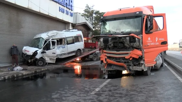 umraniyede-feci-kaza-servis-minibusuyle-ibb-araci-carpisti-yaralilar-var-1789886778612.jpg