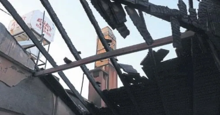 Elektrik kontağından çıkan yangın evi yok etti
