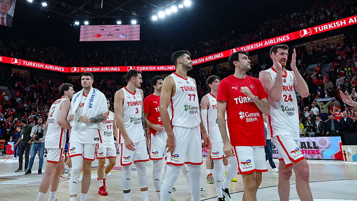A Milli Erkek Basketbol Takımı oyuncuları parkede