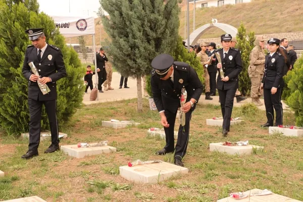 cizrede-polis-haftasi-etkinlikleri-kapsaminda-sehitler-anitina-karanfil-birakildi-1744208853701.jpg