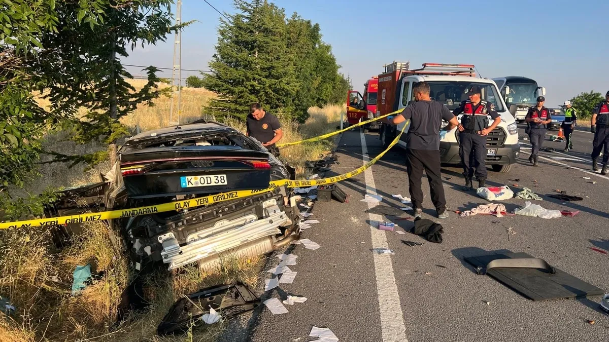 Hasretle başlayan sıla yolculuğu faciayla bitti: Kazada can veren gurbetçi aile son yolculuğuna uğurlandı Hasretle başlayan sıla yolculuğu faciayla bitti: Kazada can veren gurbetçi aile son yolculuğuna uğurlandı