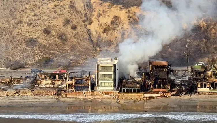 Malibu’da bir tek o ayakta kaldı: Kaliforniya yangınındaki ‘mucize’ ev! Sahibi yanmayan evin sırrını açıkladı
