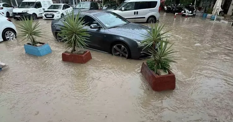 Çeşme’yi sağanak vurdu! Yollar göle döndü