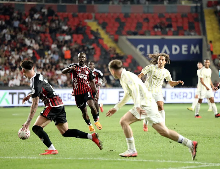 canli-gaziantep-fk-fenerbahce-macta-ikinci-yari-oynaniyor-1789410650998.jpeg