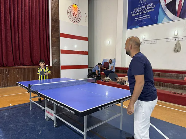 9-yasinda-hayran-birakan-azim-oykusu-depremde-sag-kolunu-kaybetti-masa-tenisinde-hayat-buldu-1747986167325.jpeg