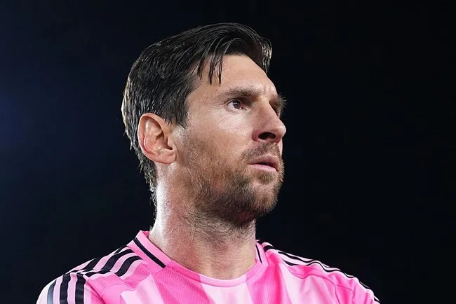 lionel-messi-icin-flas-iddia-cristiano-ronaldoya-rakip-oluyor-1749074208902.jpg