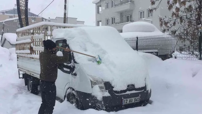 Karlıova’da vatandaşın kar sitemi: “Sabah kalkıyoruz kar, ertesi gün yine kar”