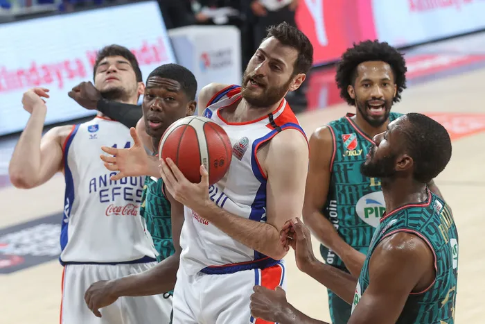 anadolu-efes-karsiyakayi-farkli-gecti-sampiyonluga-son-bir-adim-1686856577129.jpg