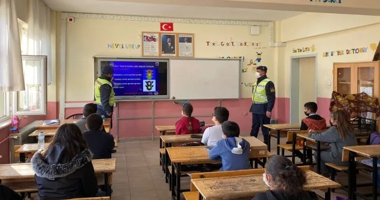 Kırşehir Jandarmadan köy okulunda trafik eğitimi