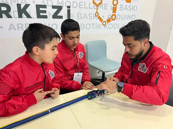 gorme-engelli-arkadasa-hayat-degistiren-akilli-baston-iste-o-mucize-proje-1746775554433.jpeg