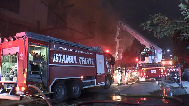 istanbul-basaksehirde-plastik-malzeme-deposu-alev-alev-yandi-1759271617807.jpeg