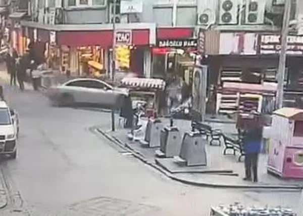 eminonunde-feci-kazak-once-motosiklete-ardindan-dukkanin-onundekilere-carpti-1767343863606.jpg