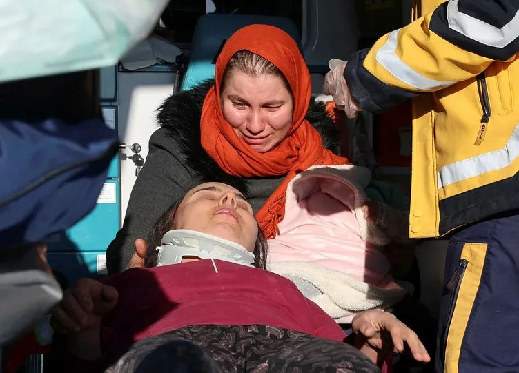 SON DAKİKA: Deprem sonrası mucize kurtuluşlar! Gözyaşları sel olup aktı!