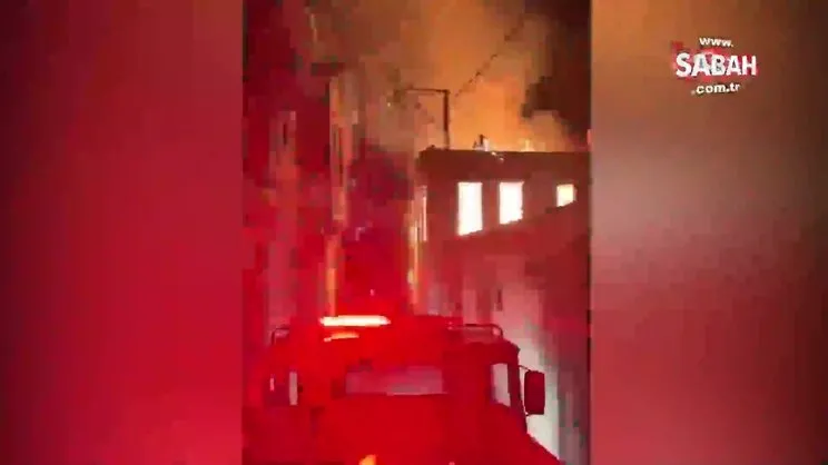 Ayvalık’taki bitişik iki metruk evde yangın