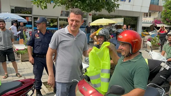 alanyada-motosiklet-suruculerine-reflektif-yelek-dagitildi-1662466866881.jpg