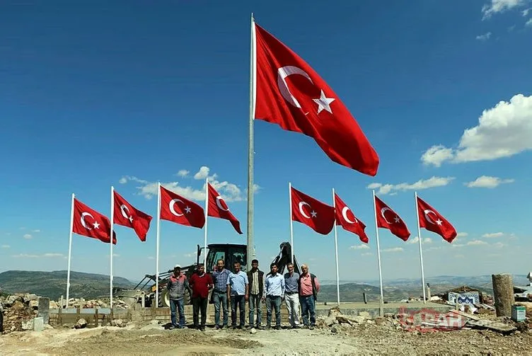 Şehitler Tepesi bayraklarla donatıldı