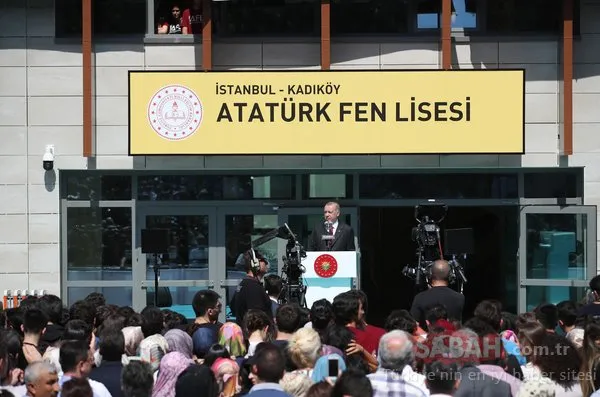 Başkan Erdoğan Kadıköy Atatürk Fen Lisesi'ndeydi. İşte Erdoğan'ın gençlerle geçen gününden anlamlı kareler