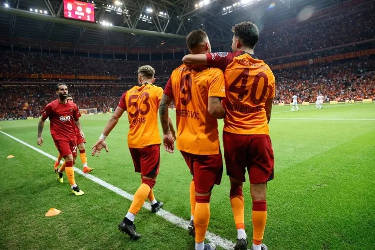 Son dakika Galatasaray haberleri: Galatasaray son gün sürprizlerine devam ediyor! Eski Barcelona’lı genç yıldız bu gece geliyor...