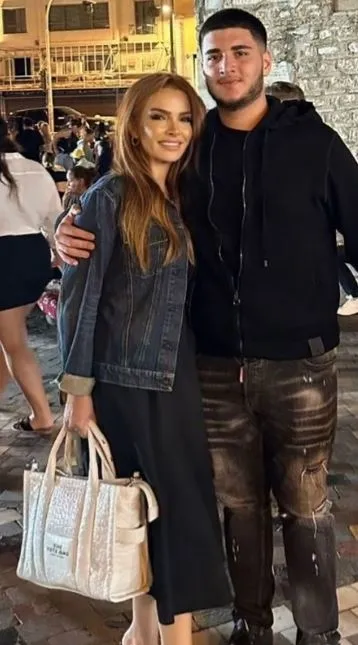 51’lik güzel Pınar Eliçe çocuklarının yanında ablaları gibi görünüyor! Kızı Helin ve oğlu Deniz ile tatil pozu!