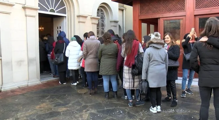 Anahtar alıp dilek dilemek için kilise önünde metrelerce kuyruğa girdiler