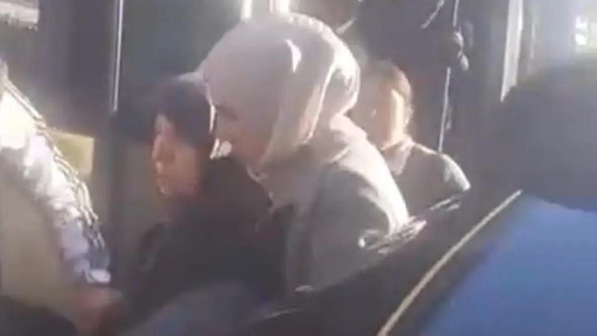 Küçükçekmece’de akılalmaz olay: Minibüsten yaşlı kadın düştü! Küçükçekmece’de akılalmaz olay: Minibüsten yaşlı kadın düştü!