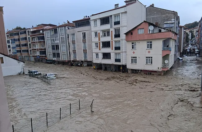 samsun-havzayi-sel-vurdu-is-yerlerini-su-basti-araclar-suruklendi-1778604817642.jpeg