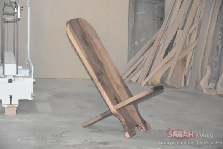 Bel ağrısı çekince, 700 yıllık sandalyeyi yeniden üretti